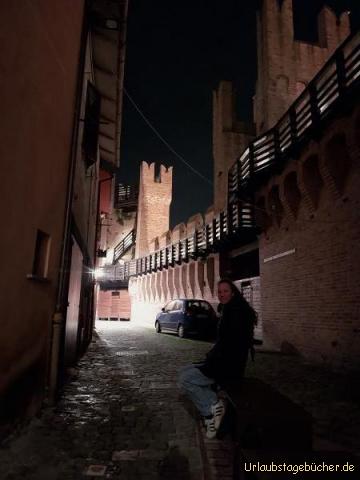 Bankbild Gradara: auf einer Bank vor der beeindruckenden Stadtmauer von Gradara 