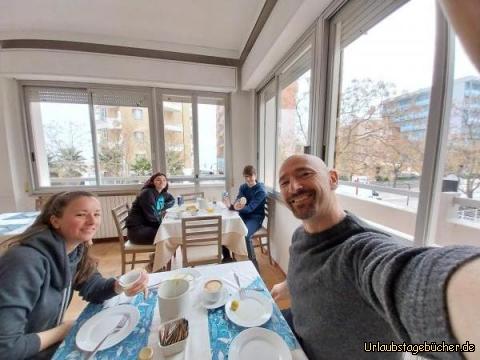 Frühstück: weil wir vergessen haben, das Hotel Caesar in Pesaro zu knipsen, 
gibt's diesmal nur ein Foto von uns beim Frühstück
(wer genau hinschaut, kann hinter uns das Meer sehen)
