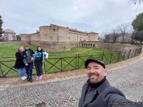 wir vor Rocca Costanza: die Festung Rocca Costanza liegt mitten im Zentrum von Pesaro