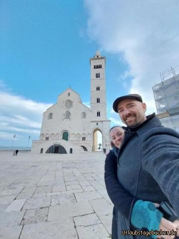 wir vor der Kathedrale von Trani: vor der Basilica Cattedrale Maria Santissima Assunta in Trani 