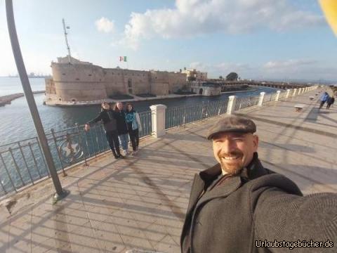 wir in Taranto: vor dem Castello Aragonese und der Ponte San Francesco di Paola in Taranto