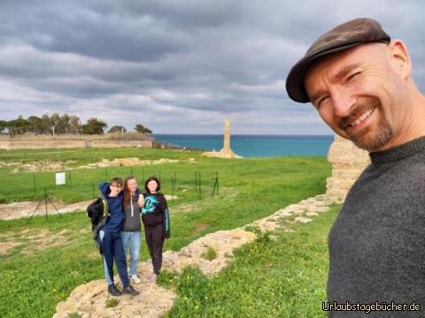 wir am Capo Colonna: vor der dorischen Säule des Tempio di Hera Lecinia
in der ausgegraben griechischen Stadt Kroton
im Parco Archeologico di Capo Colonna