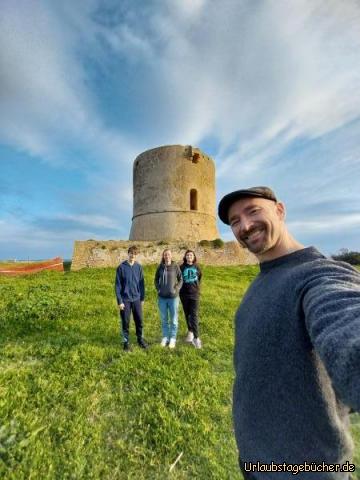 wir am Torre Vecchia: vor dem Torre Vecchia di Isola di Capo Rizzuto