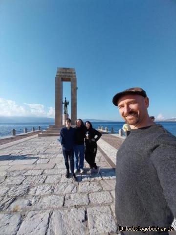 wir an der Strandpromenade Reggios: vor dem Monumento della Vittoria, Statua di Athena Promachos
an der Strandpromenade von Reggio
(im Hintergrund kann man schon Sizilien sehen)