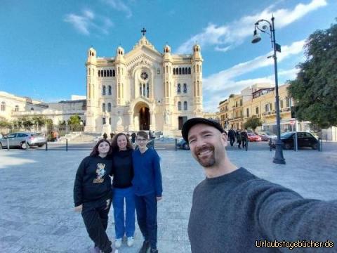 wir vor der Kathedrale von Reggio: vor der Basilica Cattedrale di Maria Santissima Assunta in Cielo von Reggio