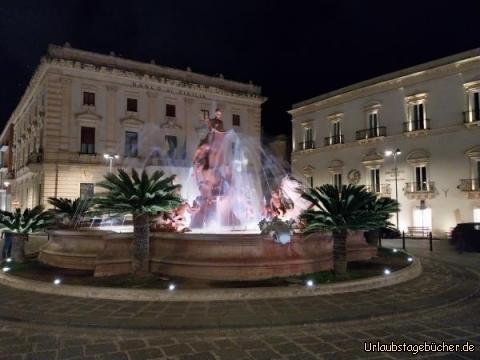 Fontana di Diana: die Fontana di Diana auf der Piazza Archimede in Syrakus 