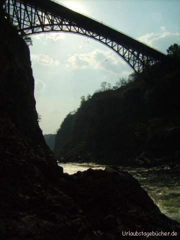 Victoria Falls Bridge: die Victoria Falls Bridge über den Sambesi von unten gesehen