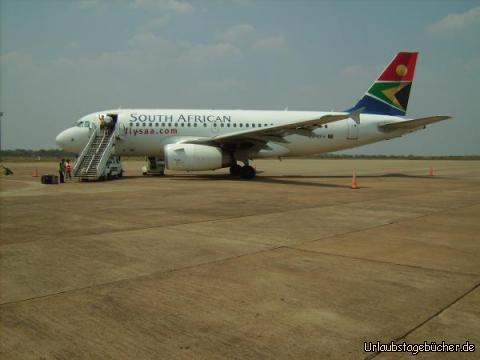 unser Flieger: unser Flieger von Livingstone (Sambia) nach Johannesburg (Südafrika)
(und die da winken, sind unsere Teacher Jackie & Graham)