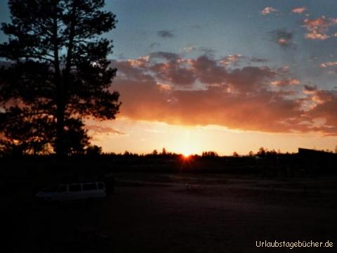 Sonnenuntergang: Sonnenuntergang über unserem Zeltplatz am Grand Canyon