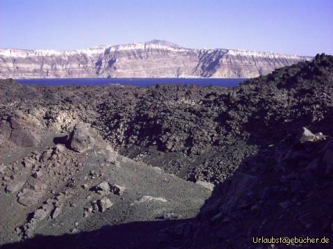 Nea Kameni und Santorini: der Blick über Nea Kameni auf Santorini