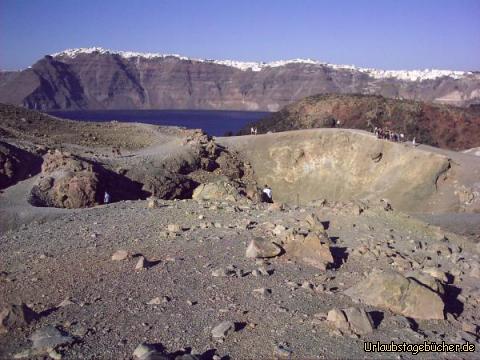 Nea Kameni und Thira: der Blick über Nea Kameni Richtung Thira auf Santorini