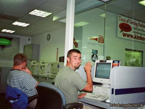 Internetcafe: Höf und Markus im Internetcafe