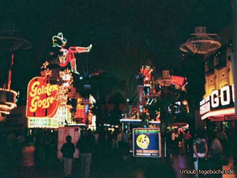 Fremont Street: die Fremont Street mit dem weltberühmten Cowboy (Vegas Vic) rechts hinten