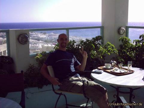 Frühstücken: Frühstücken wie Gott in Griechenland
(zwischen dem Krater von Santorini und dem Meer mit Blick über Kamari)