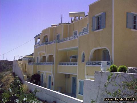 unser Hotel: unser Hotel auf Santorini
(der Balkon hinten links war meiner)