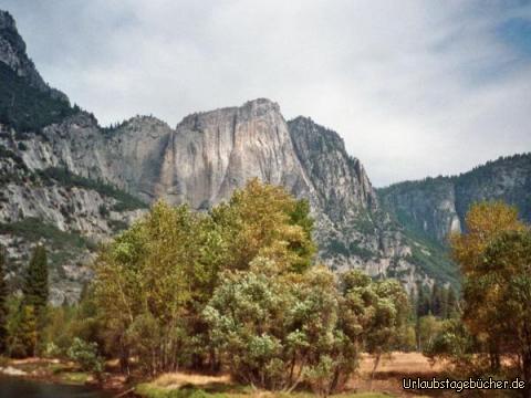 Bridalveil: der Bridalveil Wasserfall (links von der Bildmitte) ist schwer zu erkennen,
da er zu dieser Zeit des Jahres nur wenig Wasser führt
(das wenige Wasser fällt trotzdem 189 m in die Tiefe)