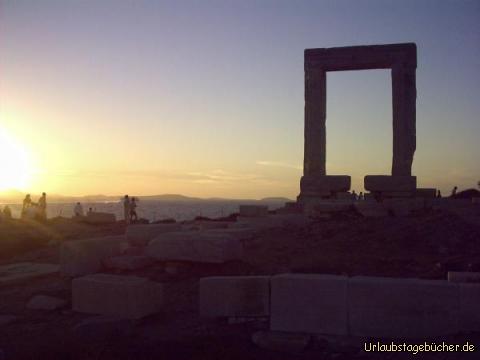 Portara am Abend: die Portara von Naxos am Abend