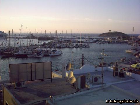 Hotelblick Hafen: der Blick aus dem Hotel Richtung Portara von Naxos