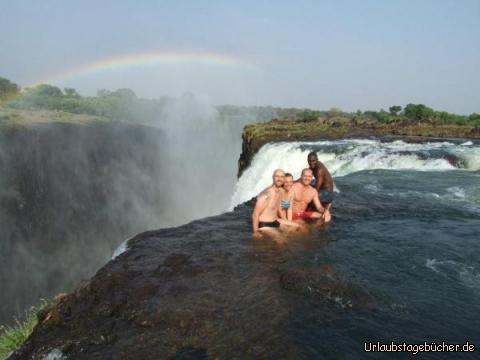 Devils Pool: ein Begleiter, Wolfgang, Katy und ich baden im Devils Pool der Victoriafälle