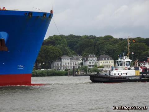 Andocken der Schlepper in der Hafeneinfahrt Finkenwerder: 