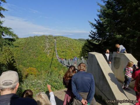 Hängebrücke erfolgreich überquert: Hängebrücke erfolgreich überquert