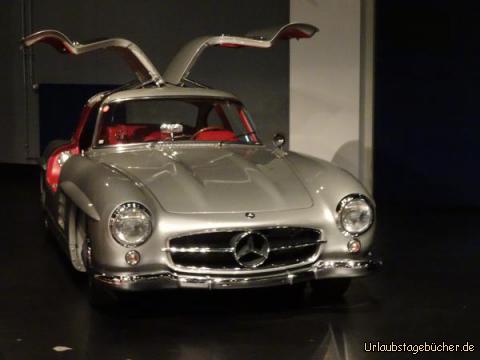 silberner Oldtimer-Mercedes im Ringwerk: silberner Oldtimer-Mercedes im Ringwerk