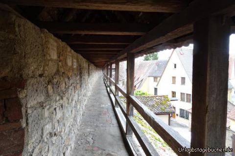 Auf der Stadtmauer um Rothenburg herum : 