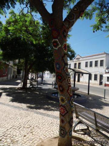 Bunter Baum in Castro Marim : Bunter Baum in Castro Marim 
