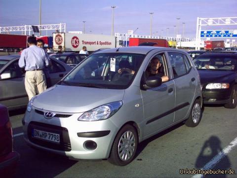 Lane 202: unser Auto (und Eno) im Hafen von Calais (in der Lane 202)
darauf wartend, dass wir endlich auf die Fähre nach Dover dürfen