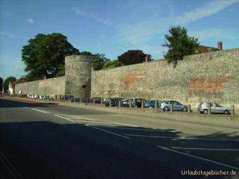 Stadtmauer: die alte Stadtmauer von Canterbury
(an der wir übrigens auch unser Auto geparkt haben)