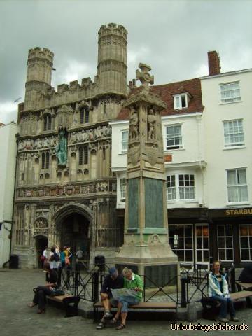 Buttermarket: ich sitze auf einer Bank des Buttermarket
vor dem Eingangstor zur Kathedrale von Canterbury