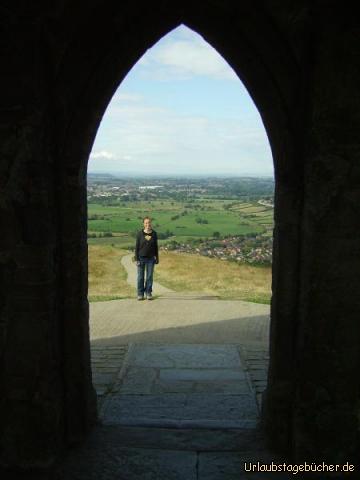Abstieg: ich kurz vor dem Abstieg vom Glastonbury Tor
durch die Ruine des Turms von St. Michael’s fotografiert