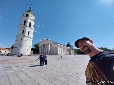 wir auf dem Kathedralenplatz: in der litauischen Hauptstadt Vilnius
machen wir ein Foto auf dem Kathedralenplatz
