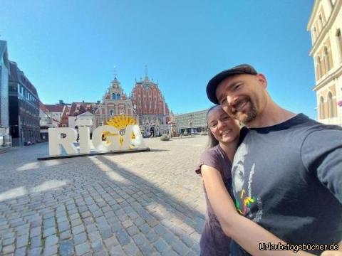 wir in Riga: auf dem Rathausplatz von Riga 
