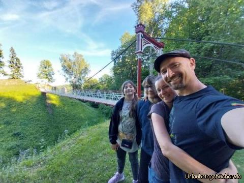 wir in Viljandi: bei der Burgruine von Viljandi gibt es eine hübsche Hängebrücke 