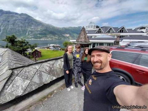 wir vorm Ullensvang Hotel: im Garten des Ullensvang Hotels steht die Hütte des Komponisten Edvard Grieg