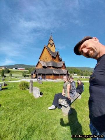 wir in Heddal: die Stabkirche in Heddal ist größer als die bisher gesehenen, 
aber diesmal gehen wir nicht hinein