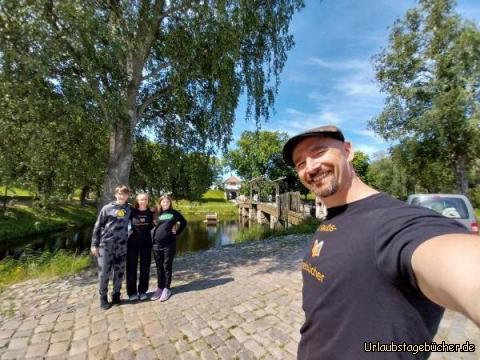 wir in Fredrikstad: vor dem Eingang zur Festungsstadt Gamlebyen in Fredrikstad