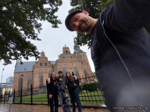 wir in Kristianstad: vor der Heilige-Dreifaltigkeits-Kirche in Kristianstad