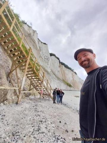 wir an Møns Klint: eine lange Treppe führt uns ans Meer hinab
zu Füßen der Klippen von Møns Klint