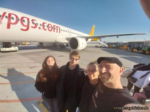 wir vorm Flieger : vor unserem Flugzeug
direkt nach der Ankunft in Istanbul 