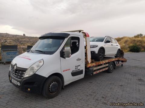 Autoabschleppen: unser Auto wird auf einen Abschlepper gepackt
und zu einem Reifenhändler in Göreme gebracht 