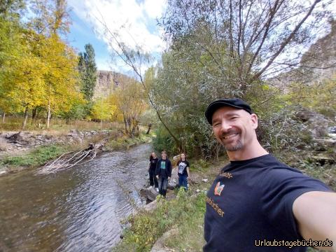 wir im Ihlara Tal: weil wir direkt mit dem Auto ins Ihlara Tal fahren, 
sparen wir uns eine stundenlange Wanderung durch die Schlucht 
und sehen trotzdem, wie sich der Fluss hindurch schlängelt 