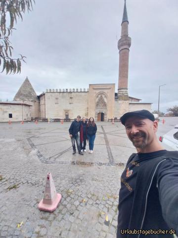 wir vor der Esrefoglu-Moschee: von außen sieht die Eşrefoğlu-Moschee in Beyşehir eher unscheinbar aus 