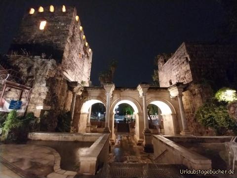 Hadrianstor: um 9 Uhr hat der Regen nachgelassen
und wir gehen durch das Hadrianstor
in die Altstadt von Antalya 