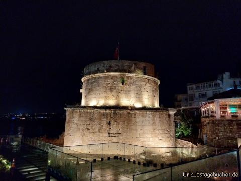 Hidirlik Turm: nachdem wir die Altstadt von Antalya durchquert haben,
erwartet uns am Meer der Hidirlik Turm