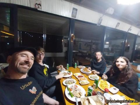 Abendessen : wir essen reichlich zu Abend 
im Demre Özgür Beach Restaurant 