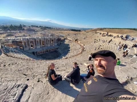 wir im Hierapolis Theater : das Römische Theater in Hierapolis
ist nicht nur riesig, sondern auch erstaunlich gut erhalten 