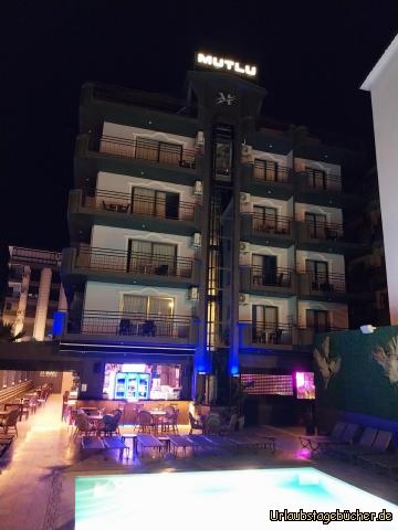 Mutlu Hotel: unser Hotel heute Nacht:
das Mutlu Hotel in Altınkum
(auf dem Balkon unten links über der Bar
sitze ich gerade und schreibe dieses Tagebuch)