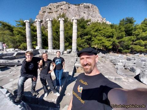 wir in Priene: vor den Überresten des Athena-Tempels in Priene